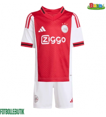 Ajax Hemmaställ Barn 2025-26 Kortärmad (+ Korta byxor)